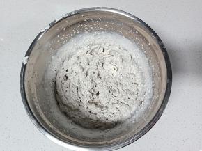 淡奶油加糖打发至5.6分发后加入奥利奥碎和1克盐打发至裱花状态