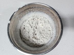 淡奶油加糖打发至5.6分发后加入奥利奥碎和1克盐打发至裱花状态