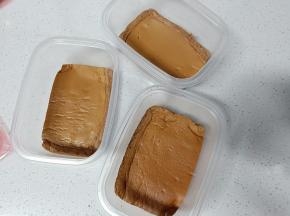 盒子底铺一层蛋糕胚