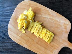 鸡蛋加少许盐打散煎薄饼状卷起切丝备用