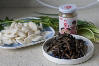 这款汤年糕备料：泥蒜100克，年糕1份，菌菇汤2茶匙，葱及芹菜适量。
