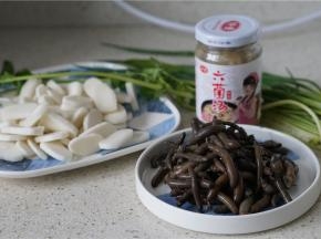 这款汤年糕备料：泥蒜100克，年糕1份，菌菇汤2茶匙，葱及芹菜适量。