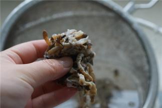 洗泥蒜，先把它全身洗干净，然后放在水里使劲地捏，捏后将其切成二至三节，看着破碎就可以。