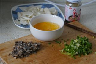 然后将芹菜，洗好的泥蒜，全都再切至细碎，再打二个鸡蛋备用。