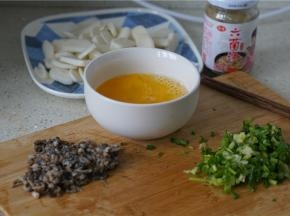 然后将芹菜，洗好的泥蒜，全都再切至细碎，再打二个鸡蛋备用。