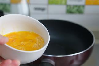 锅里加油，将鸡蛋下锅炒至凝固。