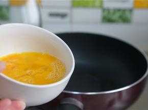 锅里加油，将鸡蛋下锅炒至凝固。