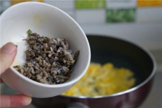 将鸡蛋划至一边，将泥蒜下锅，炒至微微出香。