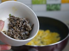 将鸡蛋划至一边，将泥蒜下锅，炒至微微出香。