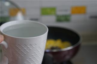 将清水加足至炒锅里面。朋友们也可以省时间，直接加入沸水哦。