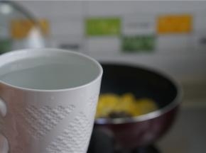 将清水加足至炒锅里面。朋友们也可以省时间，直接加入沸水哦。