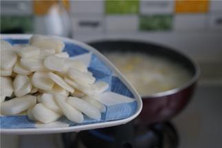 煮至汤底开，食材煮至出味，再将年糕片下锅同煮。