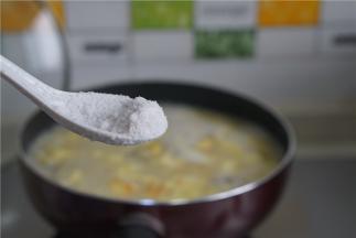 加入适量的细盐调味，这是无碘盐，所以看着跟其它盐微微不同。