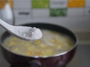 加入适量的细盐调味，这是无碘盐，所以看着跟其它盐微微不同。