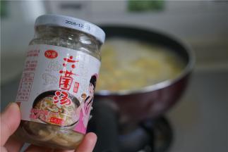 煮至食材熟透之后，再加入2茶匙的六菌汤调鲜。这泥蒜的鲜配上六菌汤的鲜，这味真的太诱人了。