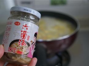 煮至食材熟透之后，再加入2茶匙的六菌汤调鲜。这泥蒜的鲜配上六菌汤的鲜，这味真的太诱人了。