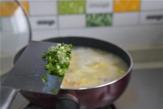 最后关火加入适量的芹菜葱花末就可以。