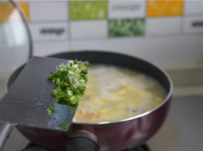 最后关火加入适量的芹菜葱花末就可以。