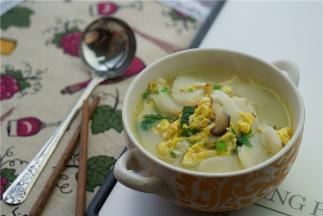 如图这样子一份鲜美无比的泥蒜鸡蛋汤年糕就完成啦。