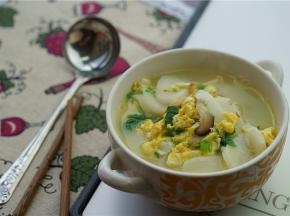 如图这样子一份鲜美无比的泥蒜鸡蛋汤年糕就完成啦。