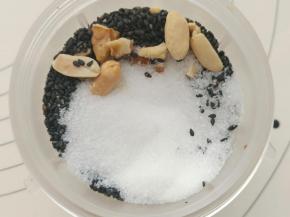 先制作汤圆的馅，把黑芝麻花生核桃细砂糖放入料理机打碎，蔓越莓葡萄干切碎。