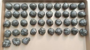 冷藏好之后取出来分成8克一个，然后再放入冰箱冷冻备用。