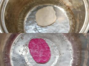 把揉好的面团分别取下来10克左右的小面团，按成饼放开水里煮熟。