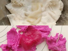 然后把煮熟的面团分别揉到面团中。