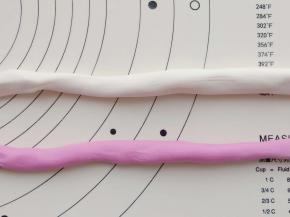 把两种颜色的面团搓成长条。