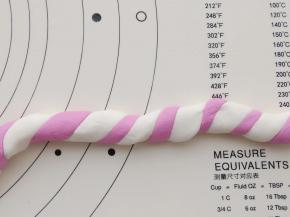 像拧麻花一样拧在一起。