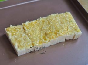 将黄油和蒜的混合物，抹在面包上，放入烤箱中，180度烘烤15分钟，至表面呈金黄色。