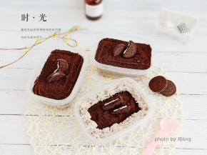 根据自己的喜好和想象简单地做一下装饰，放冰箱冷藏一夜，让蛋糕和奶油更好的结合