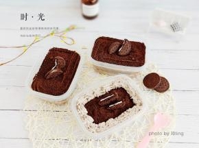 根据自己的喜好和想象简单地做一下装饰，放冰箱冷藏一夜，让蛋糕和奶油更好的结合