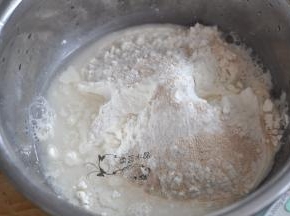 将水、干酵母、面粉混合。
