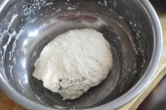 揉成团状，室温发酵40分钟左右。