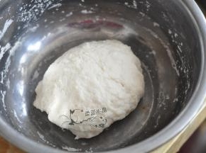 揉成团状，室温发酵40分钟左右。