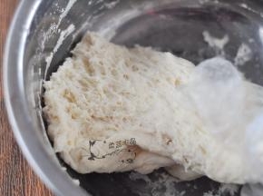 直到拉起面团，底部呈现蜂窝状。