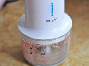 启动程序工作几秒，直到将肉块绞细。