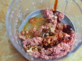 加入生抽、料酒、蚝油、盐、姜粉搅匀。