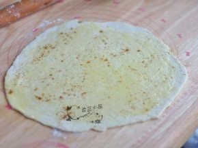 将面团揉圆，擀成圆片状，表面刷一层油，撒上五香粉。