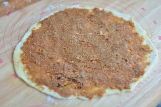 将肉馅抹在面皮上，抹匀。