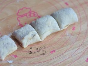 由底部卷起，捏紧收口，切成小块。