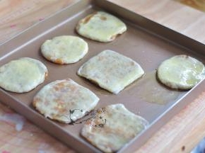 擀成圆形或方形，放入烤盘中，表面刷一层油，放入烤箱中，180度烘烤20分钟。