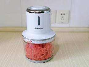 启动绞肉机将肉搅碎。