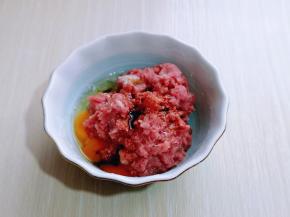 搅碎的肉糜取出放大口器具中，加入料酒，生抽，鸡蛋，十三香，盐。