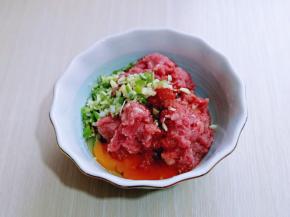 再加入切好的葱姜蒜末，搅拌均匀备用。