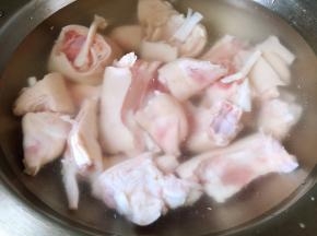猪蹄凉水下锅，焯水去血沫