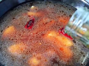 倒入料酒，大火煮沸，转中火煮25分钟