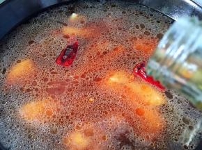 倒入料酒，大火煮沸，转中火煮25分钟