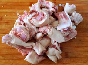 猪蹄清洗干净，切小块